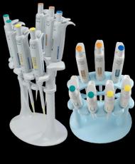 RACK PARA 7 MICROPIPETAS MONOCANAIS COR CINZA CLARO